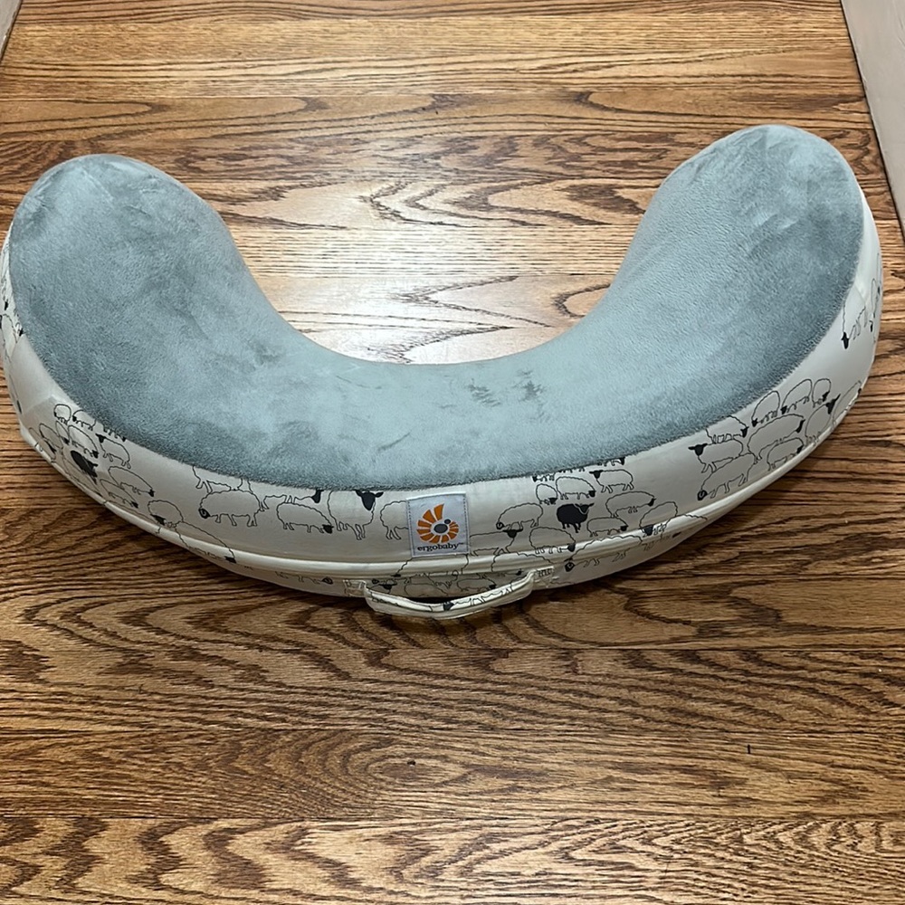 Ergobaby Natural Curve nursing pillow with sheep pattern 🖤🤍
